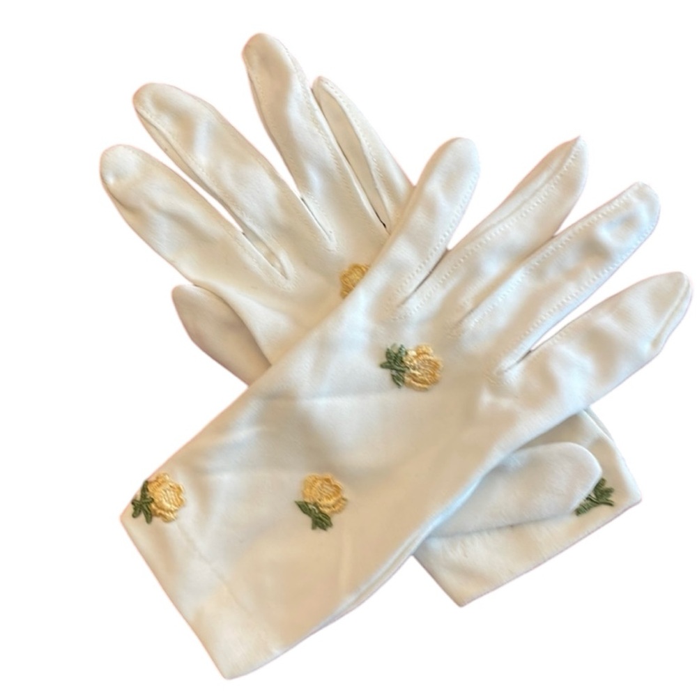 Vintage 1940s white floral nylon gloves Women’s small First holy communion Bride